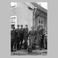 071-0083 Soldaten am 15. Oktober 1944 vor der -Gruenen Laube-.JPG